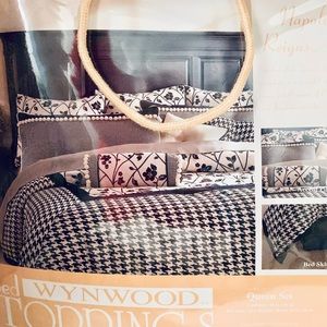Luxurious comforter set with pillows!